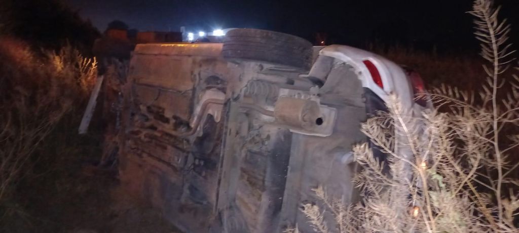 YOLDAN ÇIKAN OTOMOBİL DEVRİLDİ: 3 YARALI