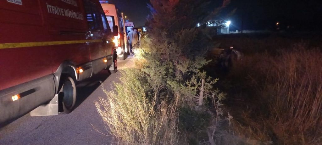 YOLDAN ÇIKAN OTOMOBİL DEVRİLDİ: 3 YARALI