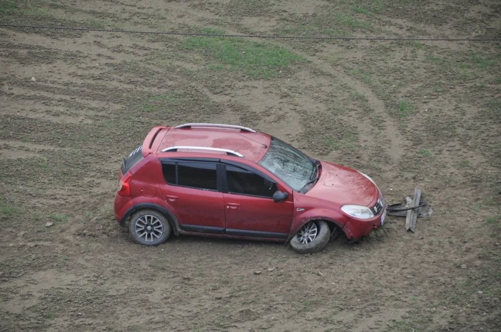 YOLDAN ÇIKAN OTOMOBİL TARLAYA UÇTU: 1 YARALI