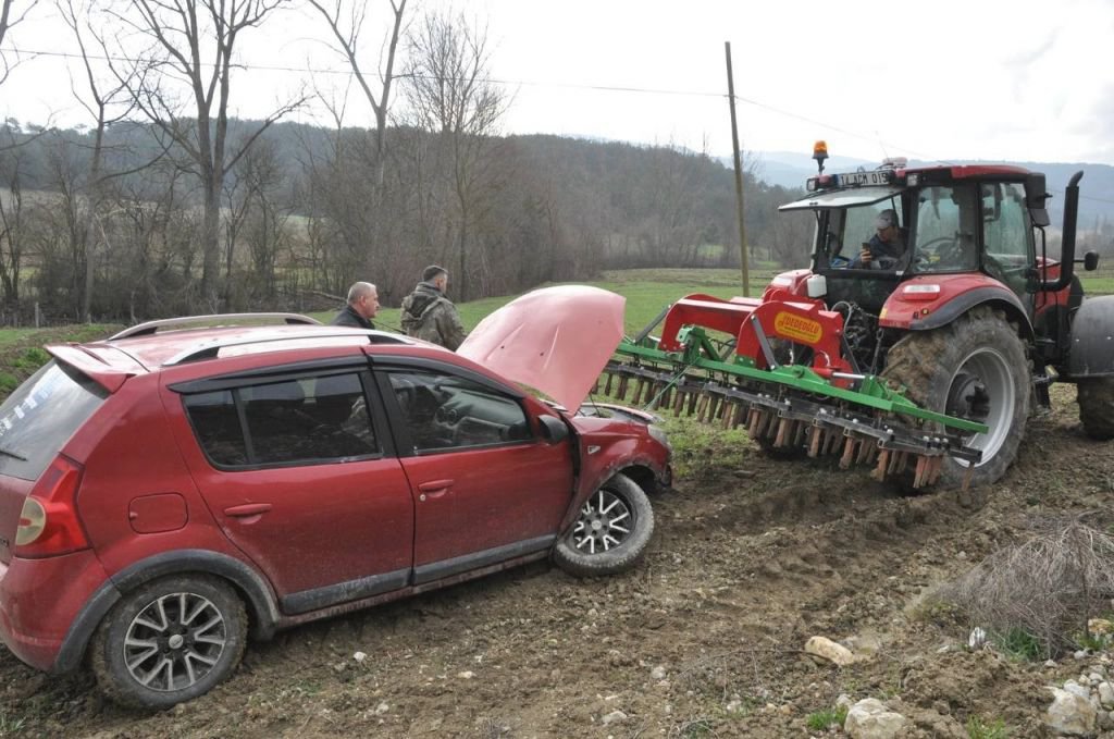 YOLDAN ÇIKAN OTOMOBİL TARLAYA UÇTU: 1 YARALI