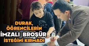 DURAK, ÖĞRENCİLERİN İMZALI BROŞÜR İSTEĞİNİ KIRMADI