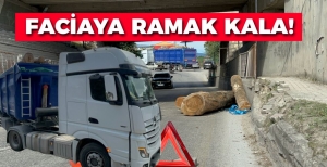 FACİAYA RAMAK KALA! BOLU'DA TIR ALT GEÇİTTEN GEÇERKEN TOMRUKLARI YOLA DÜŞÜRDÜ...