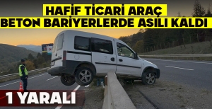 HAFİF TİCARİ ARAÇ BETON BARİYERLERDE ASILI KALDI: 1 YARALI