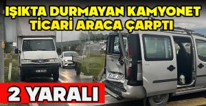 IŞIKTA DURMAYAN KAMYONET TİCARİ ARACA ÇARPTI: 2 YARALI