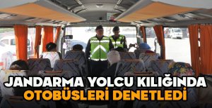 JANDARMA YOLCU KILIĞINDA OTOBÜSLERİ DENETLEDİ