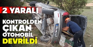 KONTROLDEN ÇIKAN OTOMOBİL DEVRİLDİ: 2 YARALI