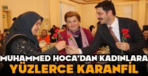 MUHAMMED HOCA'DAN KADINLARA YÜZLERCE KARANFİL