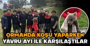 ORMANDA KOŞU YAPARKEN YAVRU AYI İLE KARŞILAŞTILAR