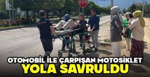 OTOMOBİL İLE ÇARPIŞAN MOTOSİKLET YOLA SAVRULDU