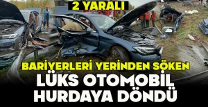 OTOYOLDA BARİYERLERİ YERİNDEN SÖKEN LÜKS OTOMOBİL HURDAYA DÖNDÜ: 2 YARALI