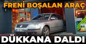 PARK HALİNDE FRENİ BOŞALAN OTOMOBİL DÜKKANA DALDI