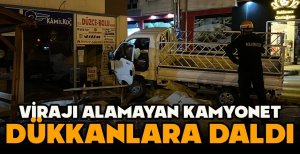 VİRAJI ALAMAYAN KAMYONET DÜKKANLARA DALDI