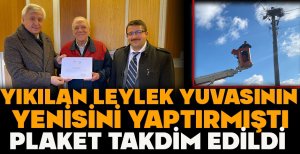 YIKILAN LEYLEK YUVASININ YENİSİNİ YAPTIRMIŞTI, PLAKET TAKDİM EDİLDİ