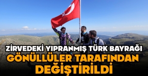ZİRVEDEKİ YIPRANMIŞ TÜRK BAYRAĞI GÖNÜLLÜLER TARAFINDAN  DEĞİŞTİRİLDİ