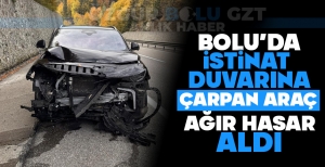 BOLU'DA İSTİNAT DUVARINA ÇARPAN ARAÇ AĞIR HASAR ALDI