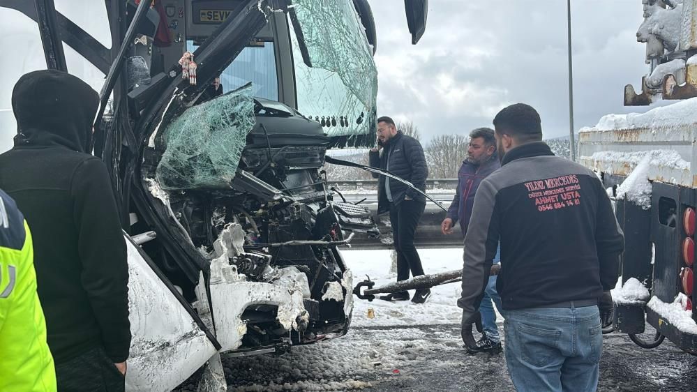 10 ARAÇ BİRBİRİNE GİRDİ, 10 KİŞİ YARALANDI....