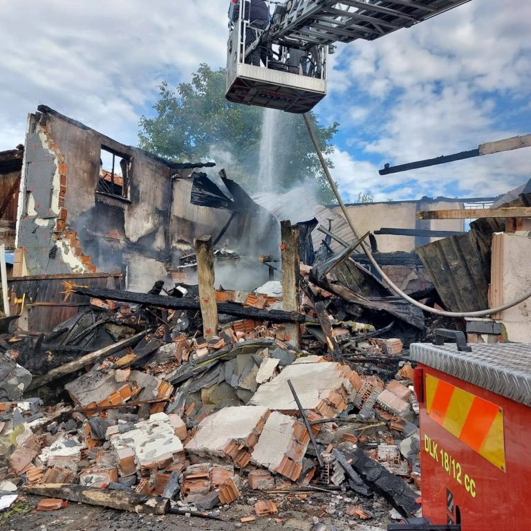 ALEVLERE TESLİM OLAN EV YANARAK KÜL OLDU