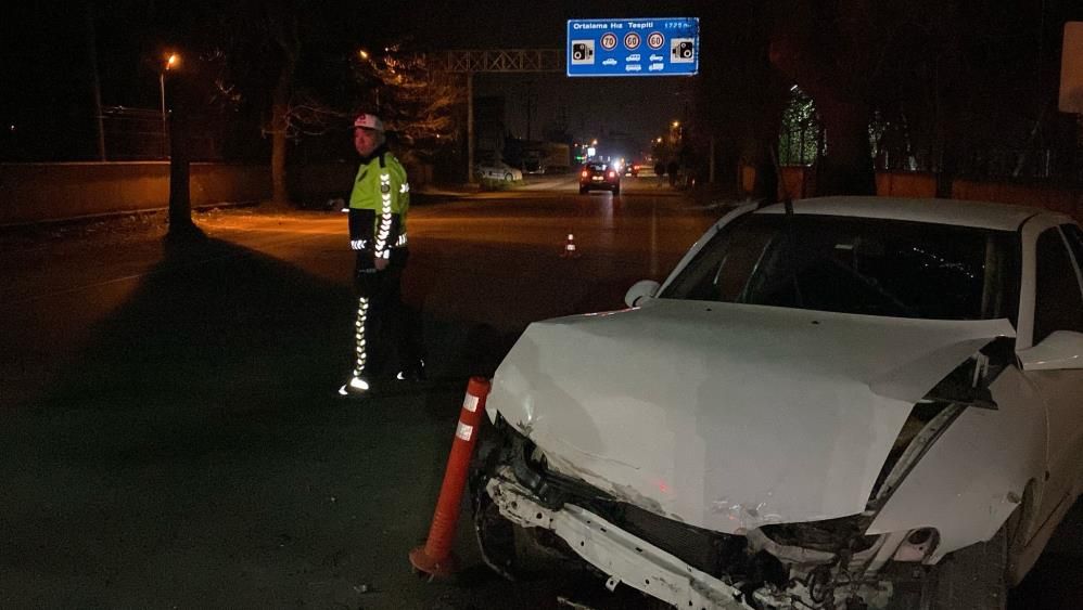 BETON DUVARA ÇARPTI, SÜRÜCÜ ÖLÜMDEN DÖNDÜ