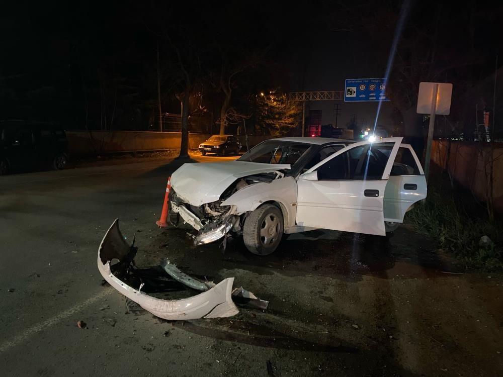 BETON DUVARA ÇARPTI, SÜRÜCÜ ÖLÜMDEN DÖNDÜ