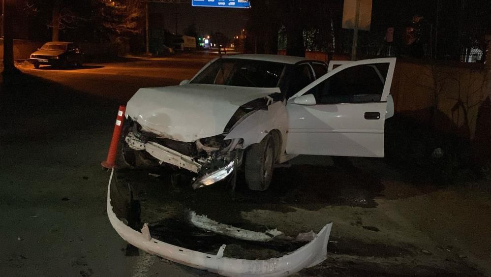 BETON DUVARA ÇARPTI, SÜRÜCÜ ÖLÜMDEN DÖNDÜ