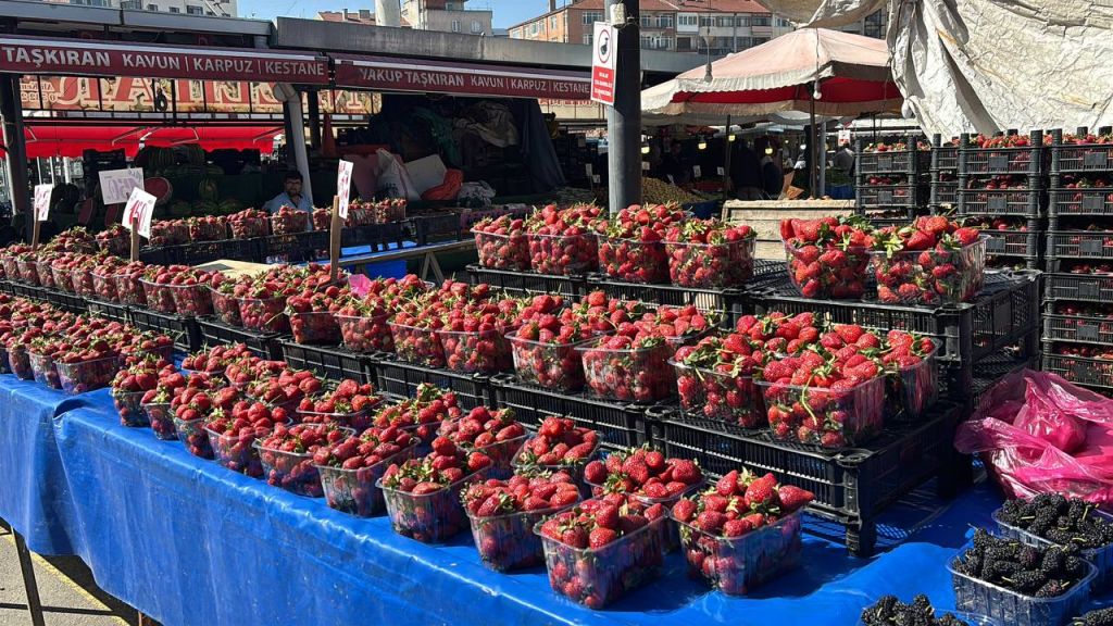 BOLU PAZARINDA ÇİLEK BOLLUĞU...