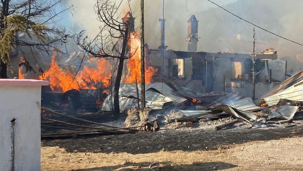 BOLU'DA 12 YAPI ALEV ALEV YANDI.... KUNDAKLAMA ŞÜPHESİ....