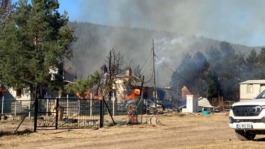 BOLU'DA 12 YAPI ALEV ALEV YANDI.... KUNDAKLAMA ŞÜPHESİ....