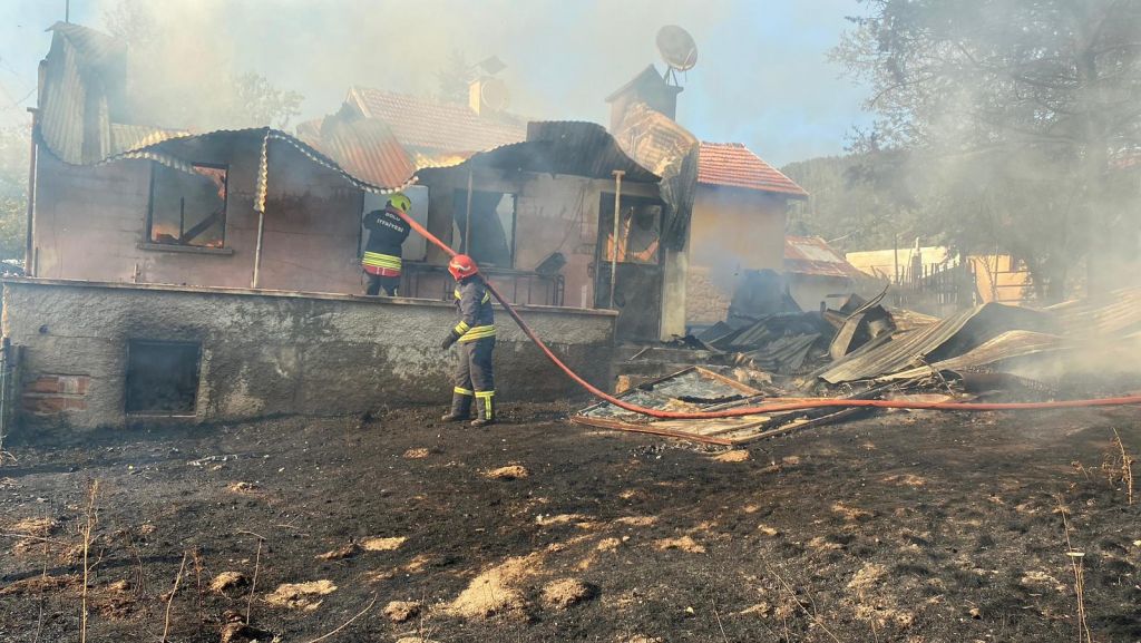 BOLU'DA 12 YAPI ALEV ALEV YANDI.... KUNDAKLAMA ŞÜPHESİ....