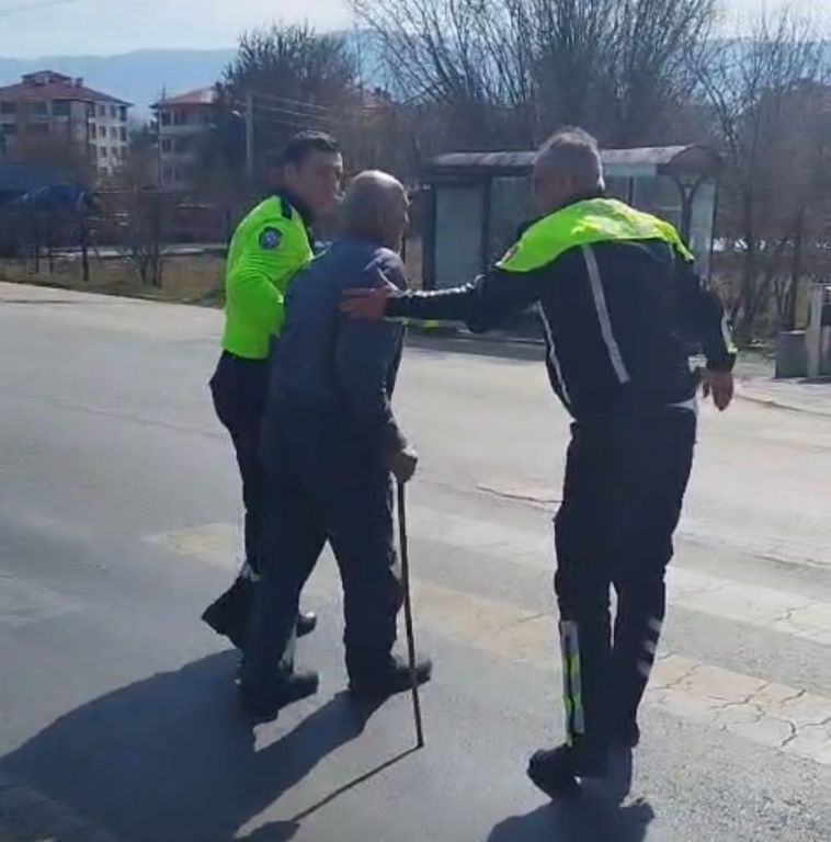 BOLU'DA 89 YAŞINDAKİ SÜRÜCÜ, KAZAYA DAVETİYE ÇIKARTTI... TRAFİK POLİSİ FACİAYI ÖNLEDİ
