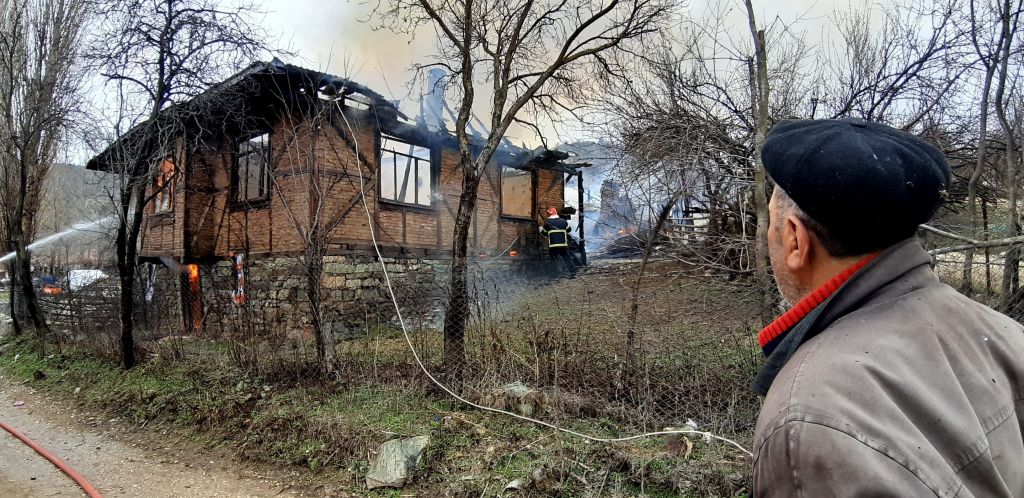 BOLU'DA EV VE AHIR KÜLE DÖNDÜ... EVİ YANAN VATANDAŞ, EVİNE SON KEZ BAKTI...