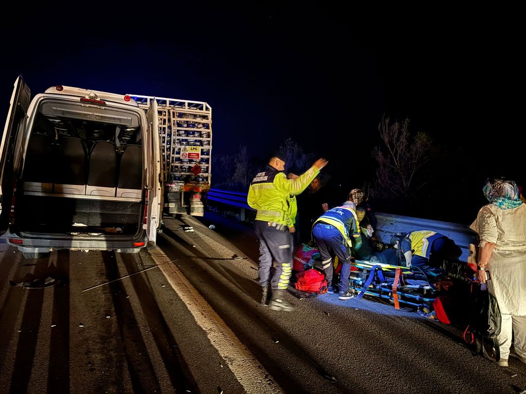 BOLU'DA FECİ KAZA, 16 KİŞİ YARALANDI....
