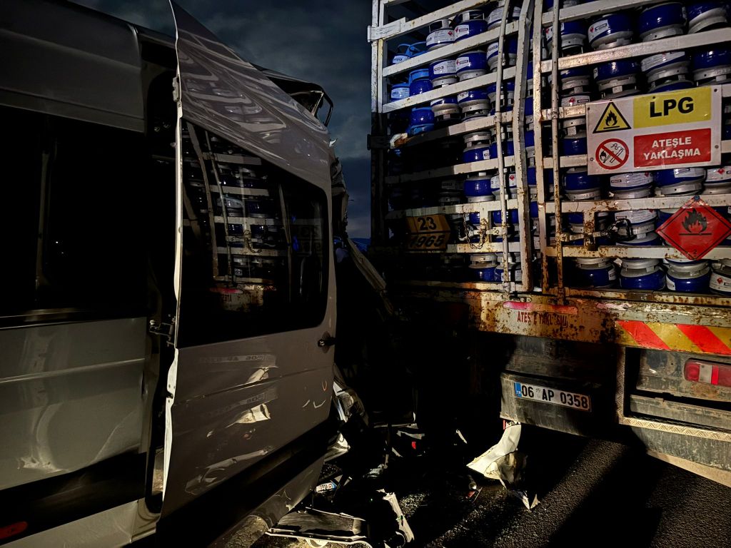 BOLU'DA FECİ KAZA, 16 KİŞİ YARALANDI....