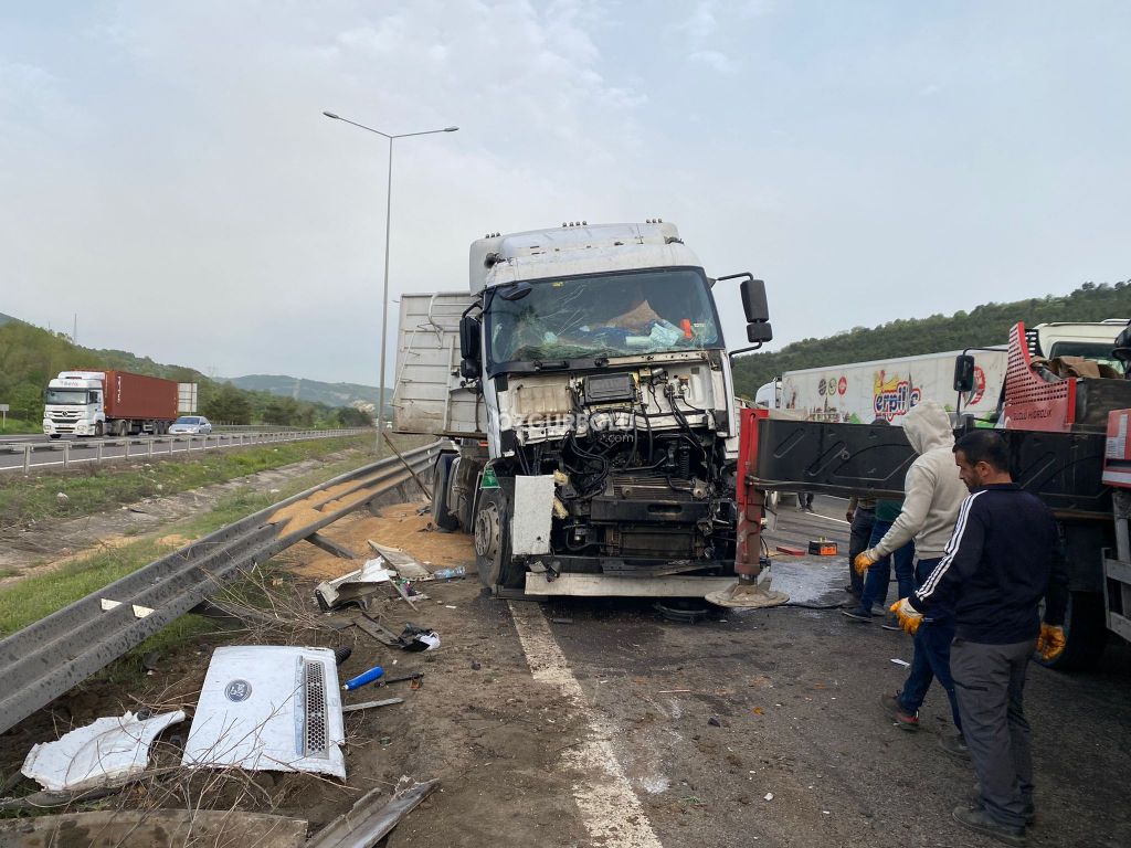 BOLU'DA FECİ KAZA... BUĞDAY YÜKLÜ TIR DEVRİLDİ...