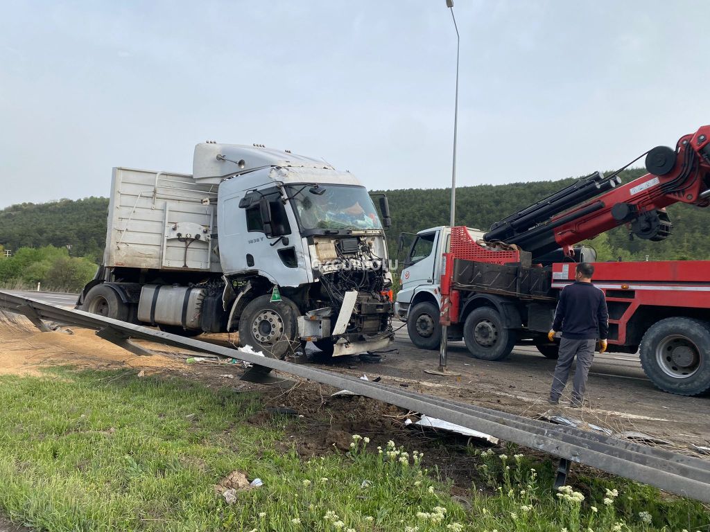 BOLU'DA FECİ KAZA... BUĞDAY YÜKLÜ TIR DEVRİLDİ...