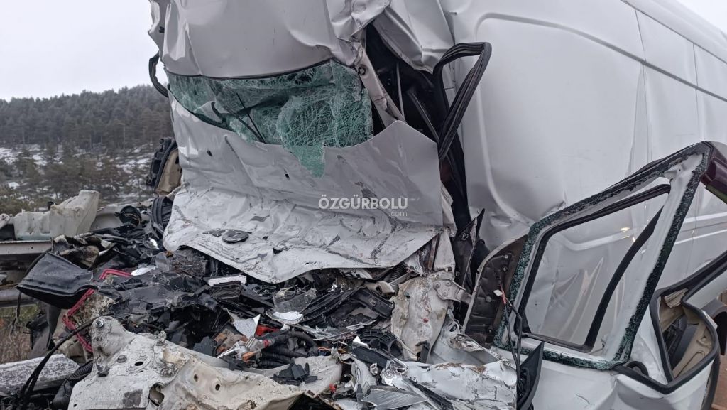 BOLU'DA FECİ KAZA... MİNİBÜS TIRA ÇARPTI... ACI HABER