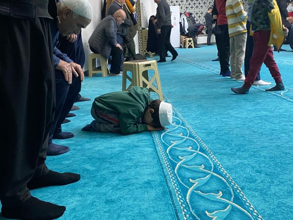 CAMİLER DOLDU TAŞTI...