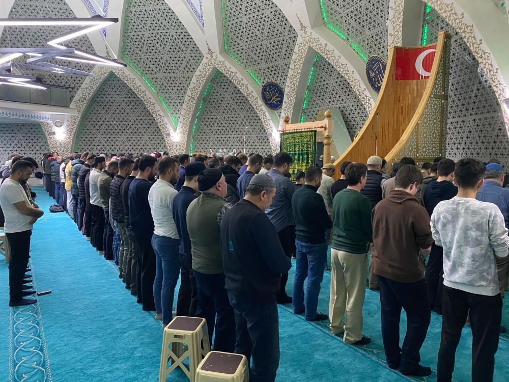 CAMİLER DOLDU TAŞTI...