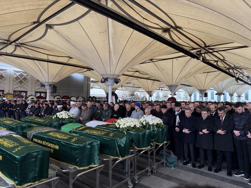 ÇİMENTO FABRİKASI GENEL MÜDÜRÜ VE AİLESİ TOPRAĞA VERİLDİ