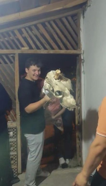 DEVE KILIĞINA GİREREK EV EV GEZİP PARA TOPLADILAR....