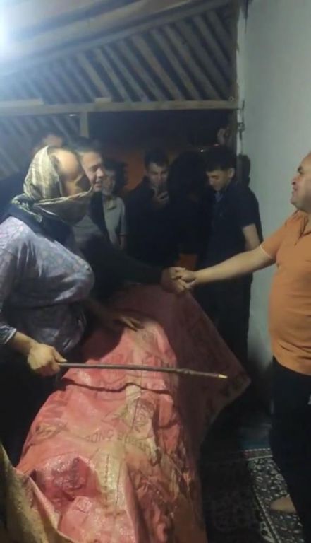 DEVE KILIĞINA GİREREK EV EV GEZİP PARA TOPLADILAR....