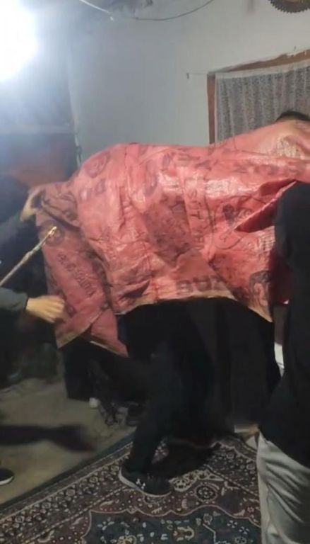 DEVE KILIĞINA GİREREK EV EV GEZİP PARA TOPLADILAR....