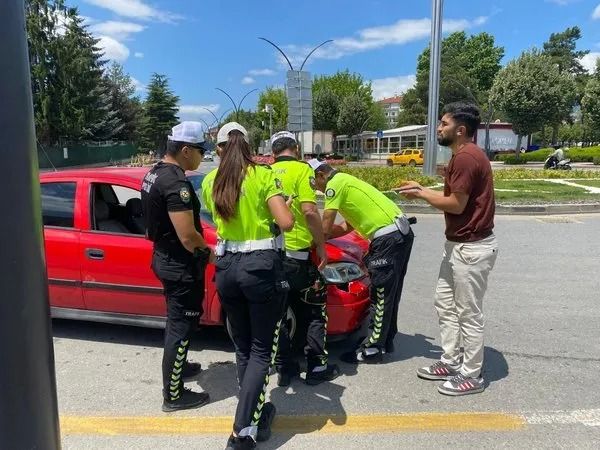 EHLİYETSİZ SÜRÜCÜ KADIN POLİSİ ÇILDIRTTI....