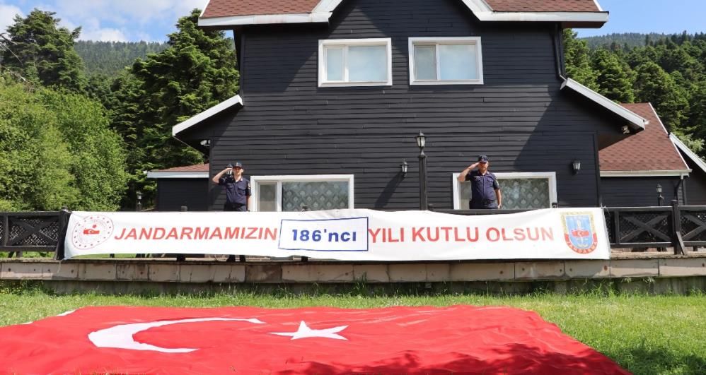 JANDARMA GÖLCÜK GÖLÜNDE DEV TÜRK BAYRAĞI AÇTI