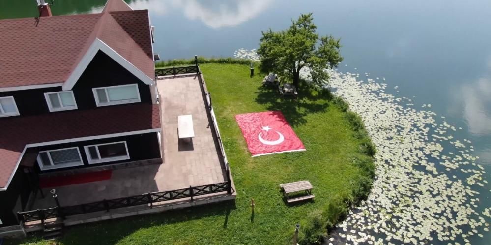 JANDARMA GÖLCÜK GÖLÜNDE DEV TÜRK BAYRAĞI AÇTI