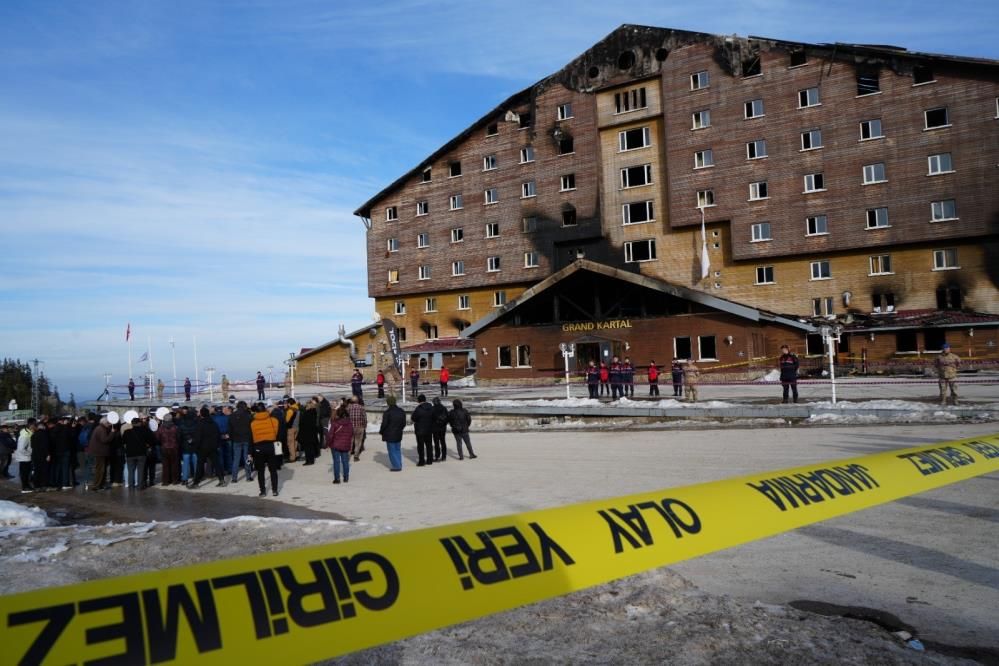 KARTALKAYA FACİASINDA HAYATINI KAYBEDENLER İÇİN KARANFİL BIRAKILDI...