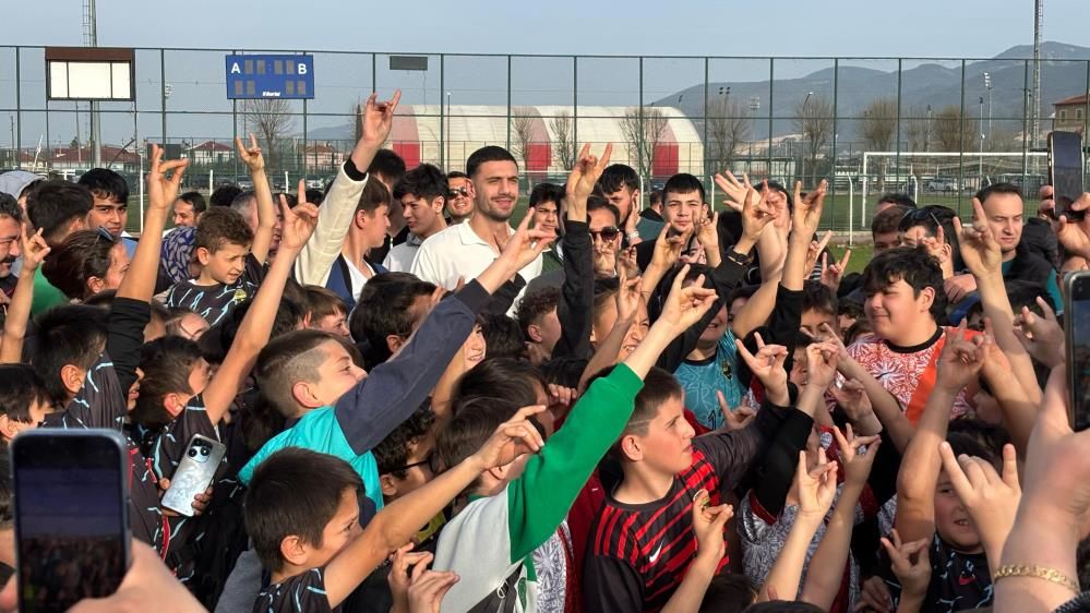 MERİH DEMİRAL'A BOLU'DA SEVGİ SELİ...