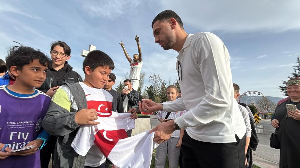 MERİH DEMİRAL'A BOLU'DA SEVGİ SELİ...