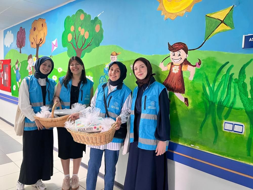 ÖRDÜKLERİ OYUNCAKLARLA MİNİK KALPLERE DOKUNDULAR....