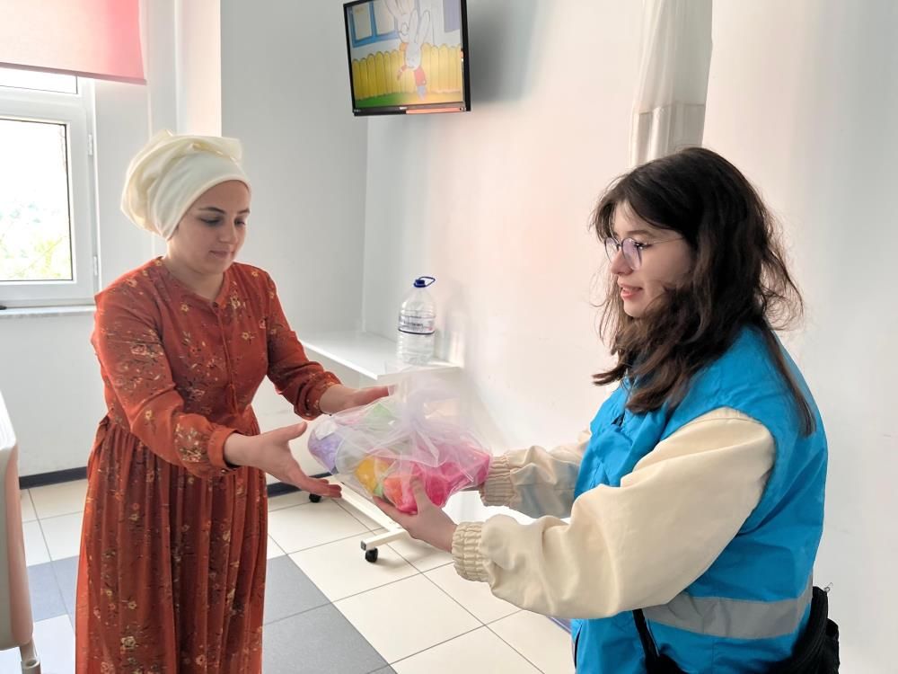 ÖRDÜKLERİ OYUNCAKLARLA MİNİK KALPLERE DOKUNDULAR....