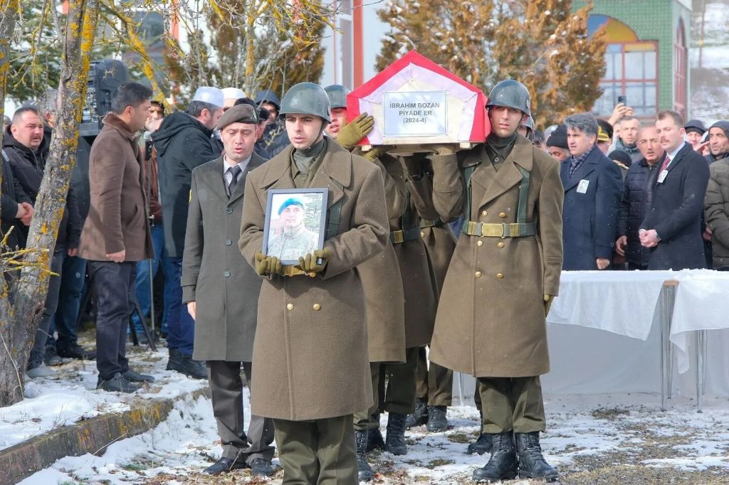 PİYADE ER GÖZYAŞLARIYLA TOPRAĞA VERİLDİ